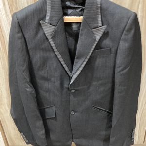 A Set of 3 pieces for men. Blazer, Pant,jacket.