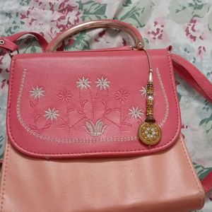 Can Be Used As A Slingbag Nd Handbag 💗