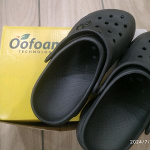 Oofome Crocs  Size 6