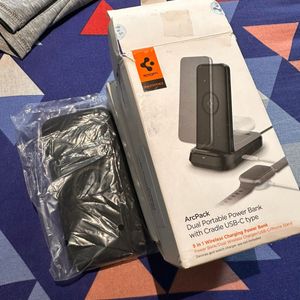 Spigen Wireless Powerbank And Stand