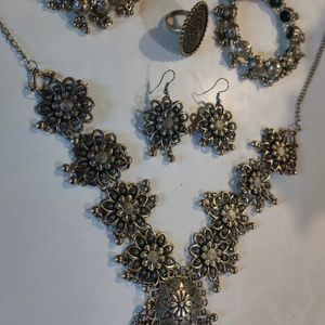 Black Metal Necklace Set