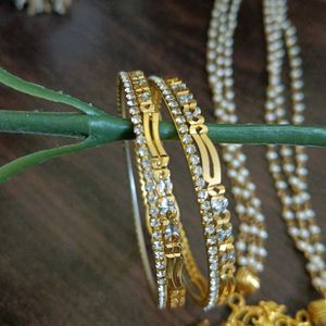 Temple Jewellery With 4 Pcs of Bangles