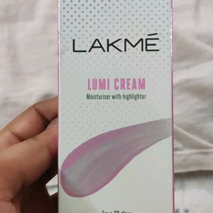 Lakme LumiCream: Moisturizer With Makeup Like Glow