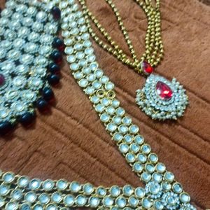 05 Pcs Jewellery Set. Like New