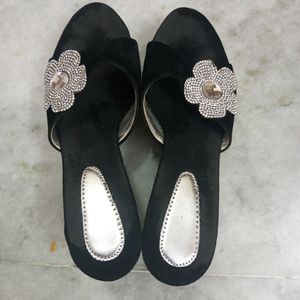 Beautiful Black And Grey Flower Design Wadges