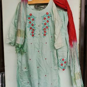 KURTHI SET IN A BEAUTIFUL CONDITION 😍 FLOWERS EMB