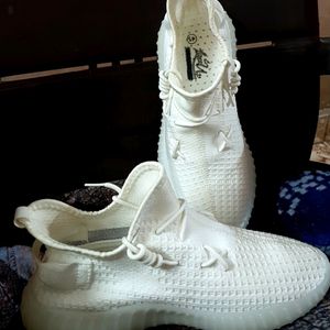 Brand New white Shoes | LOOK LIKE YEEZY