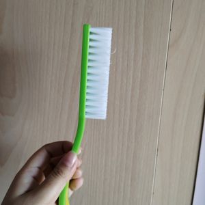 HARD SURFACE CLEANING BRUSH