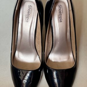 Shoetopia Black Solid Pumps