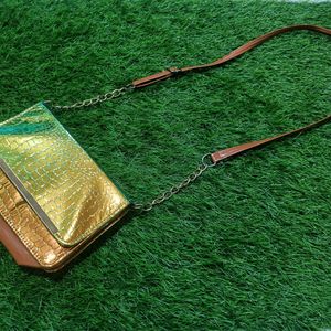 Colour changing side purse