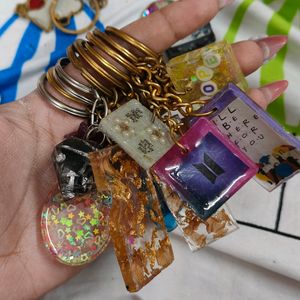 10 HANDMADE RESIN KEYCHAINS❤