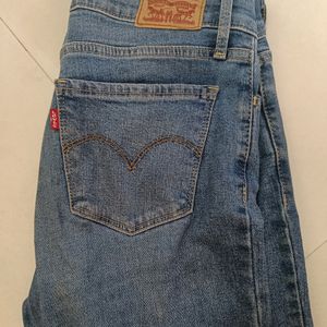 Levis Skinny Fit Jeans For Women Size 28 .