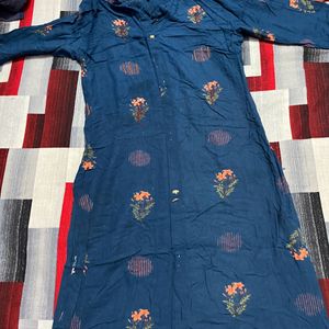 Blue Kurta With Flower Print On It For Women