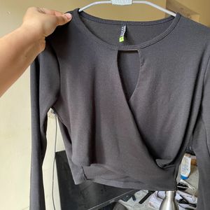 CROP TOP WITH CUTOUT