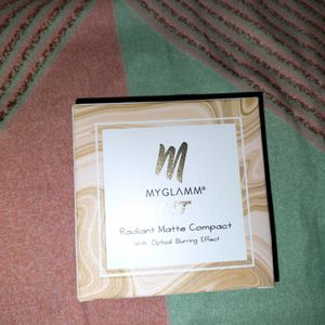 MyGlamm LIT Radiant Matte Compact