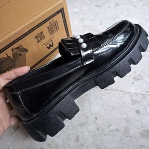 Upper Beads Detailed Black Loafers for Women