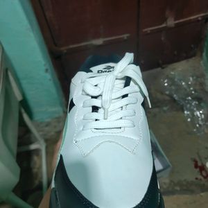 REEBOK SNEAKERS 6 7 SIZE AVAILABLE