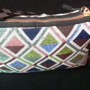 NEW NO USED SLING BAG FOR GIRLS AND KID'S.