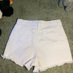 BillieJeans White Colour Shorts 🤍🤍