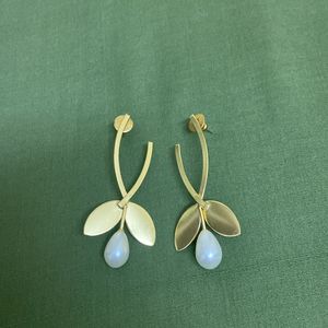 GOLDEN LEAF AND PEARL EARRINGS