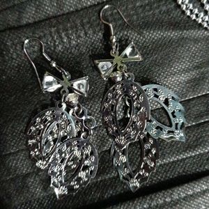 Earrings Pack of 2 , 1 Locket