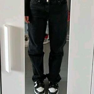 black straightfit jeans