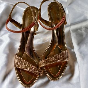 N15. GOLD SPARKLING HEELS