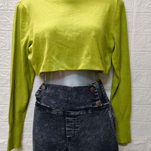 Effortless Green Vibes: Stylish Crop Sweatshirt