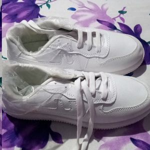 Used Men White Shoe Size 8