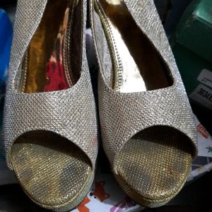 golden heels size 5  very good co