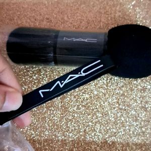 M.A.C DUAL FOUNDATION BRUSH