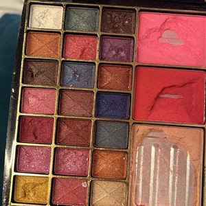 Professional Makeup 💄 Artist 🧑‍🎨  48 Eyeshadows