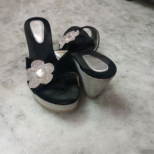 Beautiful Black And Grey Flower Design Wadges