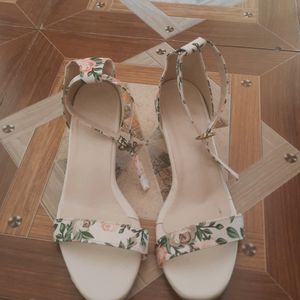 Pretty White Floral Heels 👠 🤍