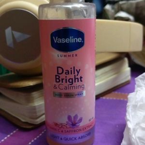 Vaseline Daily Bright & Calming Body Serum Spray (90ml) With Vitamin C & Saffron Extracts