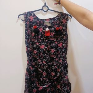 BLACK SLEEVELESS ATTRACTIVE TOP