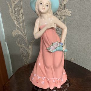 Sale‼️Porcelain Girl Statue