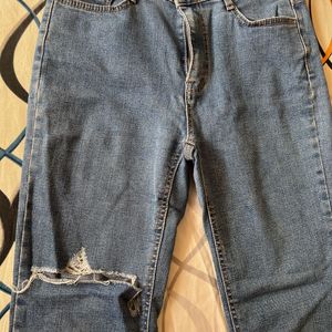 One Side Knee Cut Jean