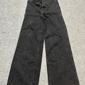 BLACK STRAIGHT FIT JEAN