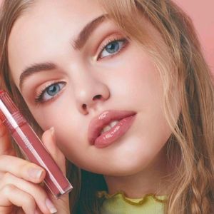 LONG LASTING GLOSS AND SHINE IN LIPSS