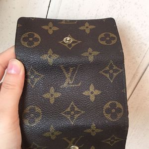 Imitation Leathered Louis Vuitton Chain Holder