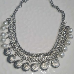 Hanging Pearl Neckpiece