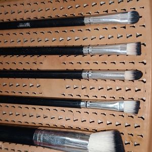 7 MAKEUP BRUSHES