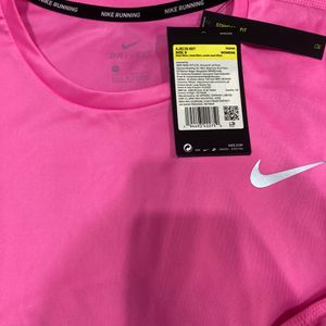 NIKERound-Neck T-shirt with Thumb Hole