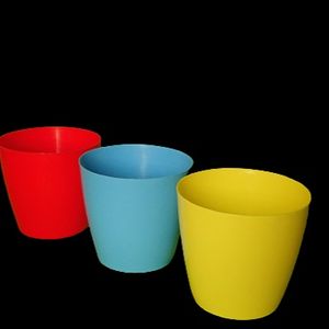 SET OF 3 MULTI-COLORED NEW Plastic planters for indoor plants .SIZE : 4.3 inch , SHAPE : Round , USAGE : indoor plants ,