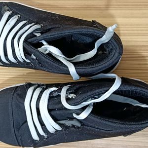 Sneakers Used Withflaws On Starps