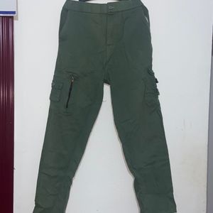 🚨price dropped offer🚨Green cargo pants (strechable)