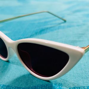 Classy Pair of Retro-Style Sunglasses (Pack 2)