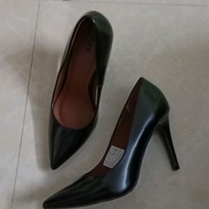 PRICE DROP Black Classic Shoes Heels