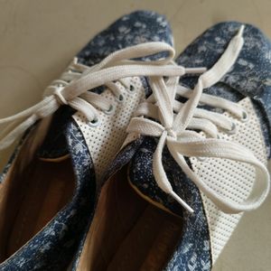 Cute Blue And White Floral Tie up Shoes